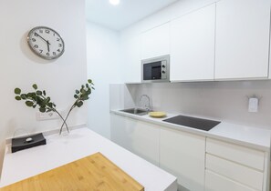 Kühlschrank, Mikrowelle, Herdplatte, Wasserkocher mit Kaffee-/Teezubehör