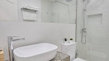 Een haardroger, handdoeken