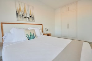 1 habitación, tabla de planchar con plancha y ropa de cama 