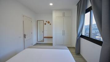 1 dormitorio, tabla de planchar con plancha, wifi y ropa de cama