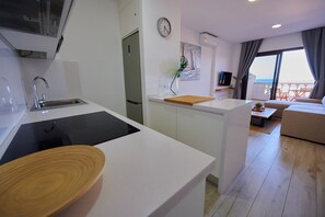 Kjøleskap, mikrobølgeovn, kokeplater og kaffetrakter/tekoker