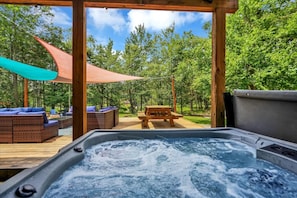 Outdoor dining - Lakefront Near Waterparks: Hot Tub+Fire Pit+Games (Coolbaugh Township)