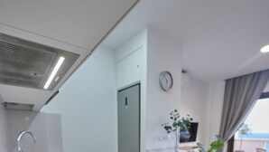 Una cucina moderna con piano cottura integrato, lavello e un bancone in legno.