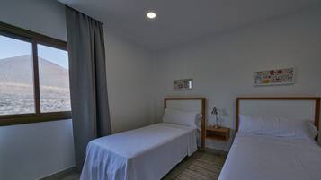 2 habitaciones, tabla de planchar con plancha y ropa de cama