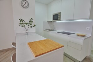 Fridge, microwave, stovetop, coffee/tea maker