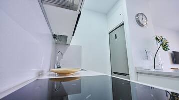 Refrigerador, microondas, placa de cocina, cafetera/tetera
