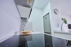 Réfrigérateur, micro-ondes, plaque de cuisson, cafetière/bouilloire