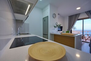 Jääkaappi, mikroaaltouuni, liesi, kahvin-/teenkeitin