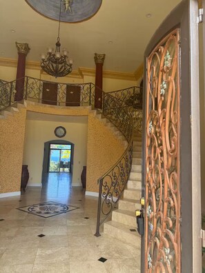 Interior - Tropical 1BR Hideaway w/ Balcony near surf Beaches (Pepeekeo)