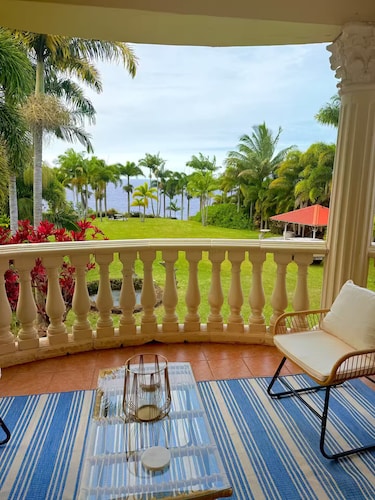 Tropical 1BR Hideaway w/ Balcony near surf Beaches