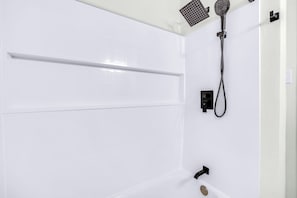 Haartrockner, HandtĂŒcher, Seife, Toilettenpapier