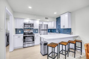 Kylskåp, mikrovågsugn, ugn och spishäll