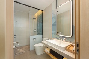 Habitación estándar, 1 cama de matrimonio grande (Extra Floor Space) | Baño | Ducha y cabezal de ducha con hidromasaje