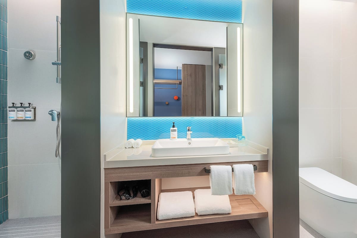 Bruser, designertoiletartikler, hårtørrer, hjemmesko