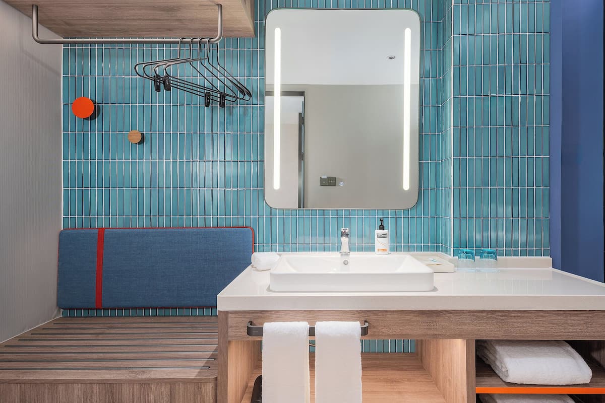 Standardværelse - 2 dobbeltsenge | Badeværelse | Bruser, designertoiletartikler, hårtørrer, hjemmesko