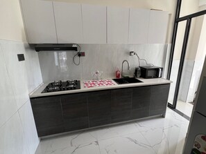 Kühlschrank, Mikrowelle, Wasserkocher, Kochgeschirr/Geschirr/Besteck