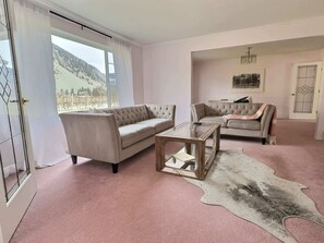 TV, fireplace, stereo