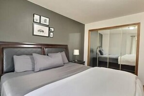 6 habitaciones, escritorio y tabla de planchar con plancha 