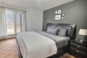 6 bedrooms, desk, iron/ironing board, travel cot