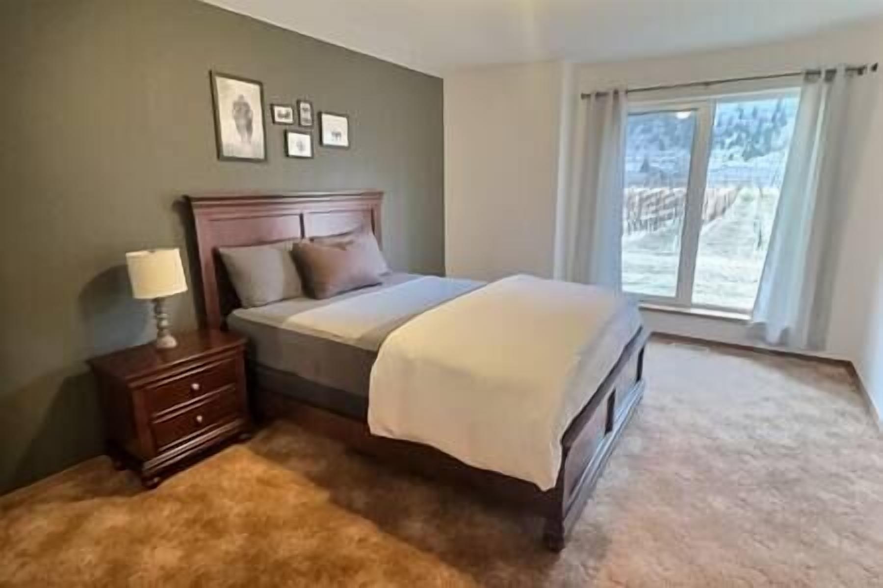 6 bedrooms, desk, iron/ironing board, travel cot