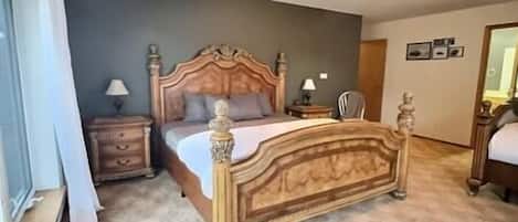 6 bedrooms, desk, iron/ironing board, travel crib