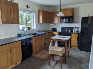 Mikrobølgeovn, ovn, kokeplater og oppvaskmaskin