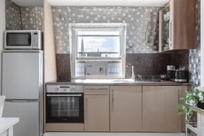 Refrigerador, microondas, horno y parrilla de estufa 