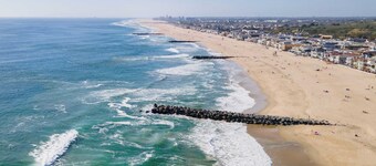 Steps to Sand! 2 Homes in 1 Sleeps 19, Outdoor Space, Walk to Shops & Dining