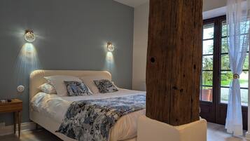 1 bedroom, desk, WiFi, bed sheets