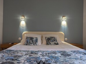 1 bedroom, desk, WiFi, bed sheets - Le bois des fées de Chazelles - A corner of blue sky (Chazelles)
