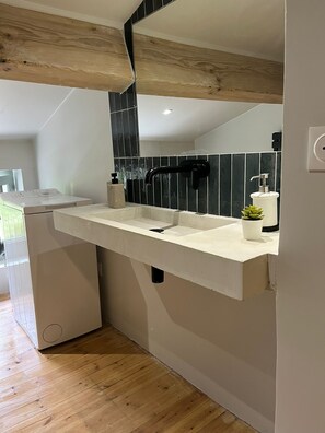 Hair dryer, towels, soap, toilet paper - Beautiful vacation home 35 min from La Rochelle (Vouhé)