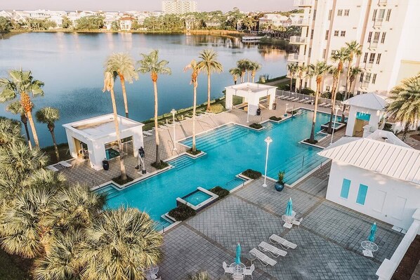 Utomhuspool och uppvärmd pool