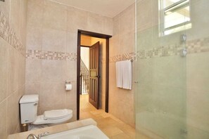 Whirlpool, Haartrockner, Handtücher, Seife