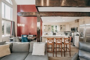 Cabaña, 3 habitaciones, balcón | Comedor