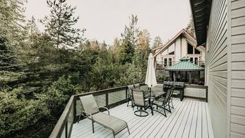 Cabin, 3 Bedrooms, Balcony | Outdoor dining