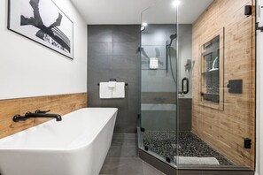 Haartrockner, Handtücher, Seife, Shampoo