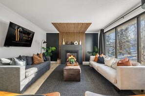 Smart TV, chimenea, futbolito y tenis de mesa 