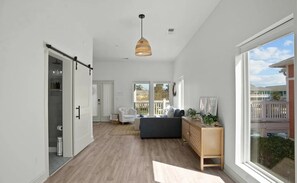 Smart TV - Romantic Waterfront Retreat in charming Southport (Southport)