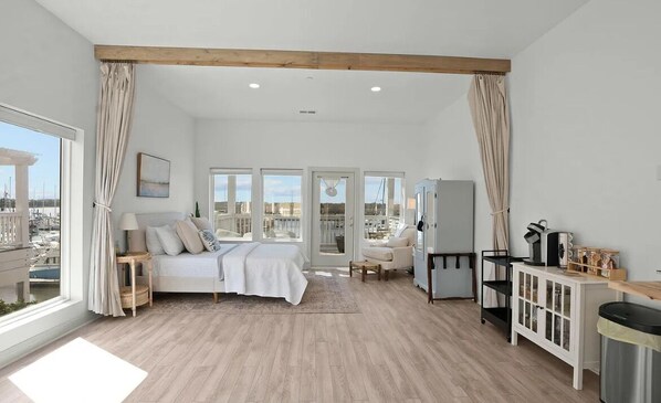 1 bedroom, desk, iron/ironing board, WiFi - Romantic Waterfront Retreat in charming Southport (Southport)