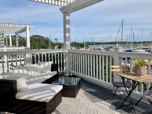 Outdoor dining - Romantic Waterfront Retreat in charming Southport (Southport)