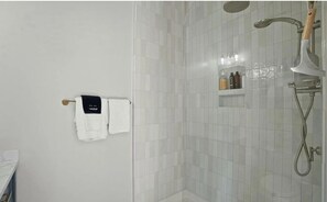Shower, hair dryer, towels, soap - Romantic Waterfront Retreat in charming Southport (Southport)