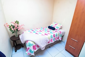 2 habitaciones, caja de seguridad en la habitación y escritorio 