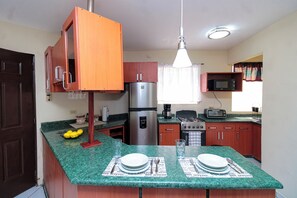 Een koelkast, een microgolfoven, een oven, een kookplaat