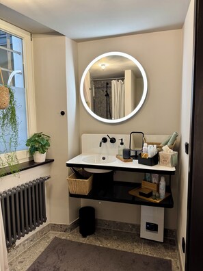 Douche, sèche-cheveux, serviettes fournies, savon