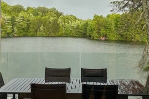 Outdoor dining - A relaxing chalet facing a sparkling lake (St-Adolphe-d'Howard)