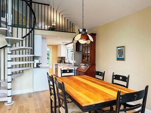 Dining - A relaxing chalet facing a sparkling lake (St-Adolphe-d'Howard)