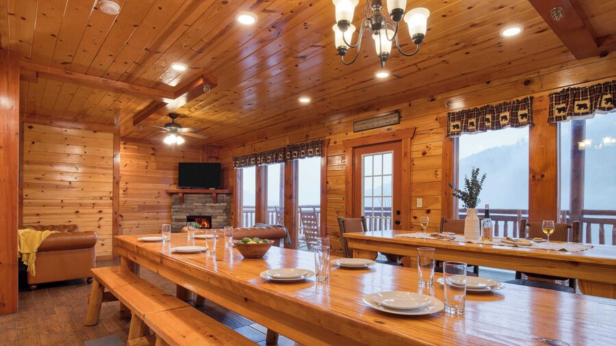 Marco Polo Lodge by Avantstay Sleeps 28 Indoor Pool Theater Game Room View