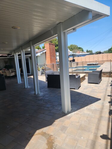 3 Bedroom 2 bath house w/ Pool & BBQ close to Knotts and Disney