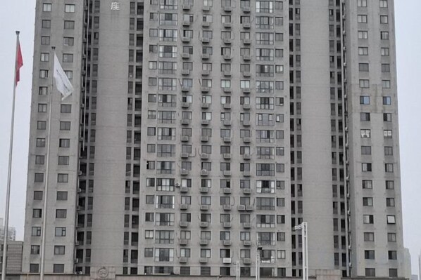 A tall, multi-story building with numerous windows and balconies. - Jiayuan Business Hotel (Zhengzhou CBD Exhibition Center) (Zhengzhou)