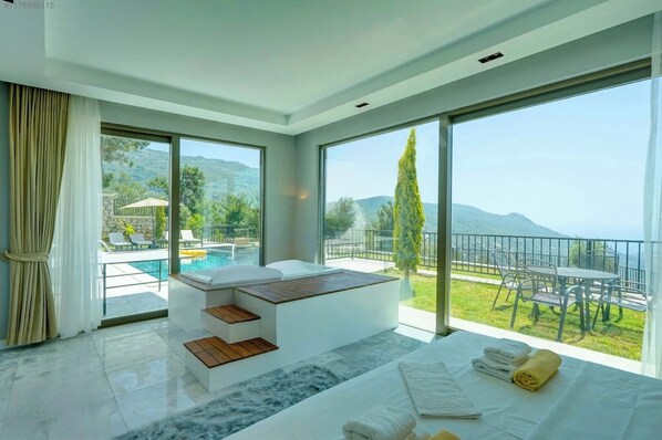 3 bedrooms, desk, iron/ironing board, WiFi